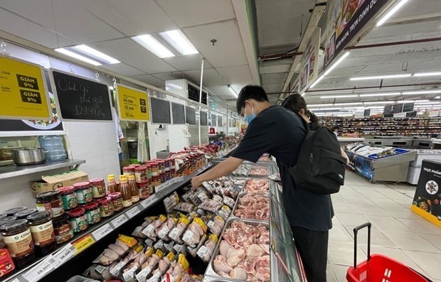 People shop at a supermarket. (Illustrative photo: VNA)