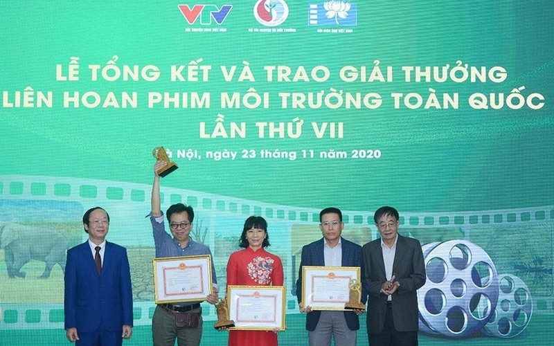 The A prize of the 7th national environmental film festival 2020 honoured. (Photo: tainguyenmoitruong.gov.vn)
