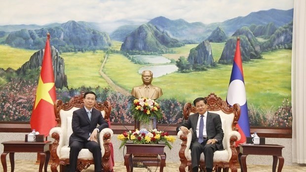 Politburo member and permanent member of the Communist Party of Vietnam Central Committee's Secretariat Vo Van Thuong (left) was received by General Secretary of the Lao People’s Revolutionary Party (LPRP) Central Committee and President of Laos Thongloun Sisoulith. (Photo: VNA) 