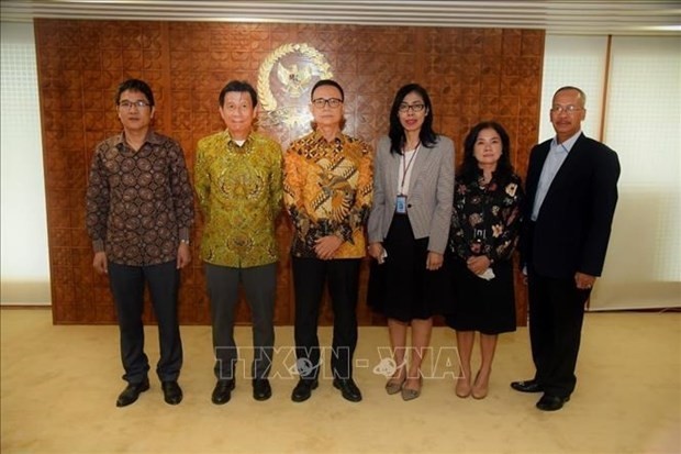 Vietnamese Ambassador to Indonesia Ta Van Thong (second, left) has a meeting with Deputy Secretary General of the House of Representatives of Sumariydono (third, right). (Photo: the Vietnamese Embassy in Indonesia)