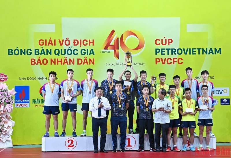 Deputy Editor-in-Chief of Nhan Dan Newspaper Que Dinh Nguyen and Chairman of Gia Lai Provincial People's Committee Vo Ngoc Thanh present medals and trophies to the winning teams in the men's group category