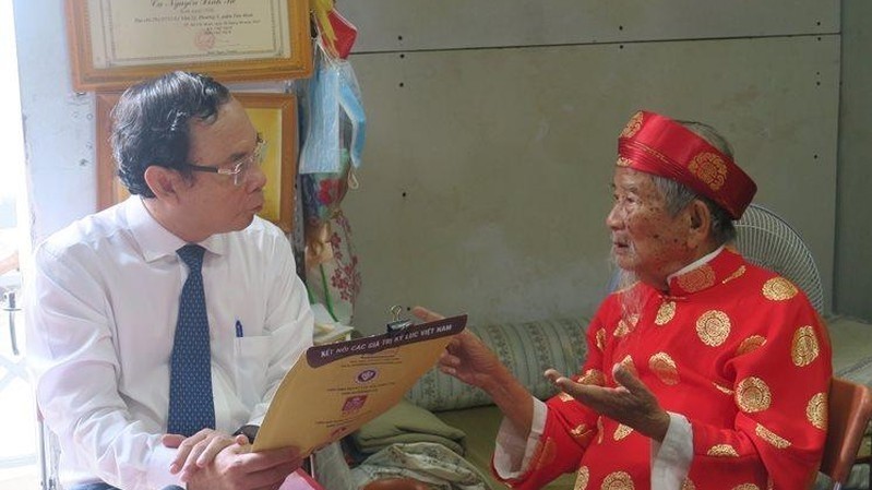 Politburo member and Secretary of the Ho Chi Minh City Party Committee Nguyen Van Nen (left) visits cultural researcher Nguyen Dinh Tu on the occasion of his 102nd birthday.