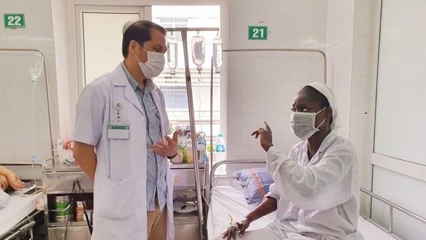 Dr. Ngo Chi Cuong and the Nigerian patient (Photo: VNA)