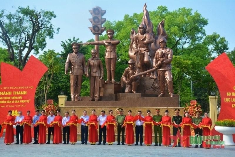 Delegates cut the ribbon to inaugurate the monument.