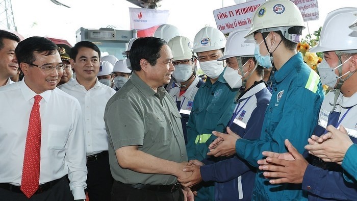 Prime Minister Pham Minh Chinh meets Song Hau 1 Thermal Power Plant staff (Photo: VNA)