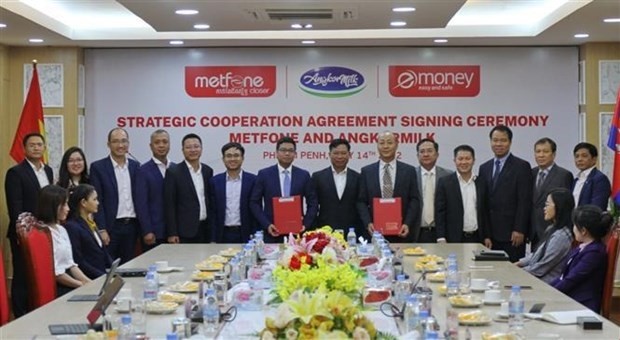 Metfone and Angkok Dairy Products Co.Ltd (Angkormilk), two  Vietnamese-invested firms, on July 14 inked an agreement to develop telecommunications services and e-payments in Cambodia. (Photo: VNA)
