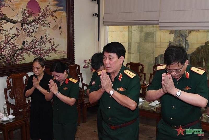 General Luong Cuong and the delegation offered incense in memory of the late Party General Secretary Le Kha Phieu. (Photo: qdnd.vn)