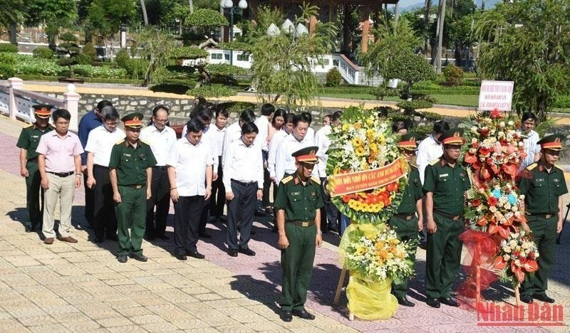 Secretary of the Party Central Committee Nguyen Trong Nghia and other delegates offer incense at Dien Ban Martyrs’ Cemetery (Photo: NDO)