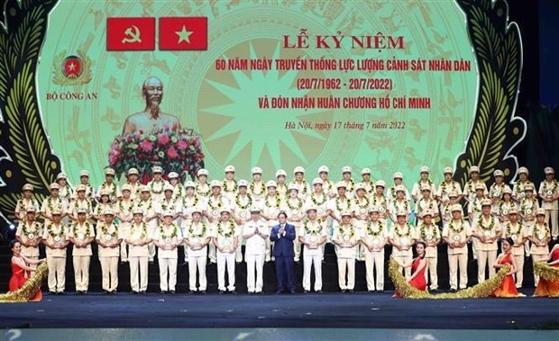 PM Pham Minh Chinh, Minister of Public Security To Lam and 60 outstanding police officers at the ceremony on July 17. (Photo: VNA)