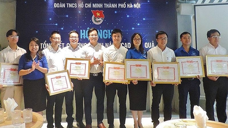 Representatives of the Hanoi Municipal Youth Union award Certificates of Merit to units for their outstanding achievements in implementing the Programme.
