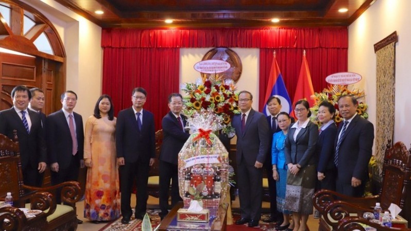 Secretary of Da Nang municipal Party Committee presents a basket of flowers to the Consul General of Laos in Da Nang.