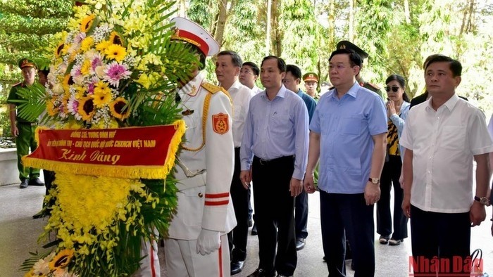 National Assembly Chairman Vuong Dinh Hue offers incense and laid wreaths at the Dong Loc Crossroads historic site. (Photo: NDO)