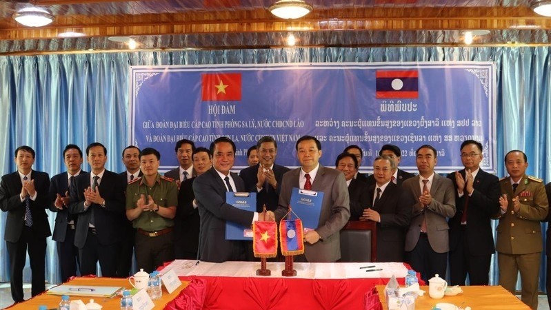The high-ranking delegations of the of two provinces signed a memorandum of understanding.