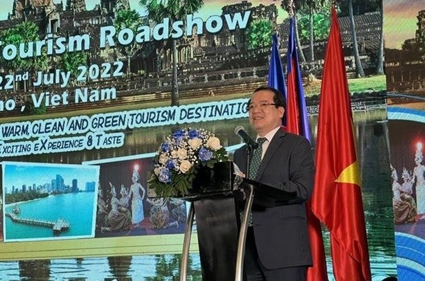 Ha Van Sieu, deputy general director of the Vietnam Administration of Tourism, speaks at the event. (Photo: VNA)