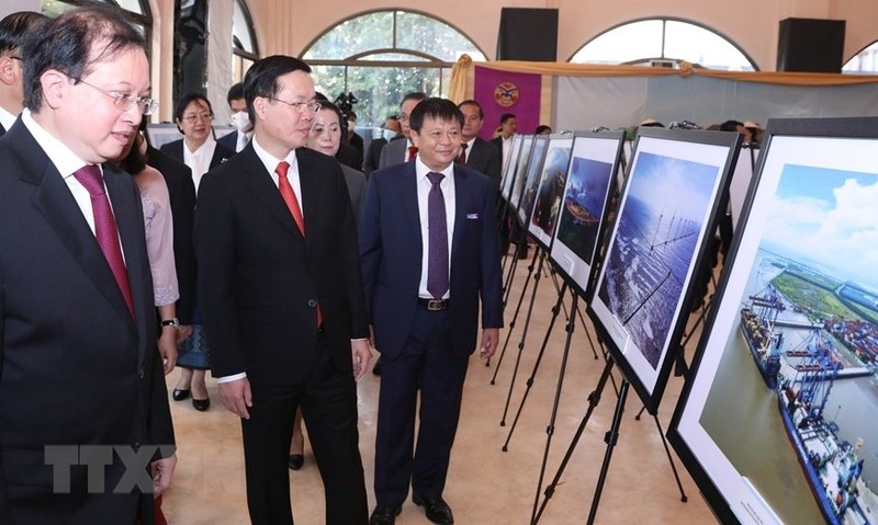  Politburo member and permanent member of the Communist Party of Vietnam Central Committee’s Secretariat Vo Van Thuong attends the exhibition (Photo: VNA)