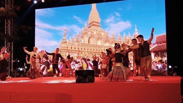 Artists from the Laos National Art Troupe perform in Quang Nam's Hoi An Ancient Town on July 20 evening as part of the ongoing Laos Culture Week in Vietnam. (Photo: VNA)