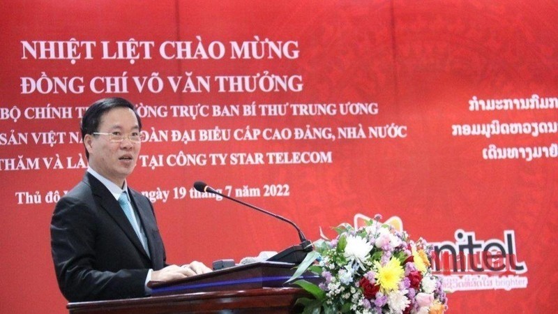 Permanent member of the Party Central Committee’s Secretariat Vo Van Thuong visits Star Telecom. (Photo: Xuan Son)