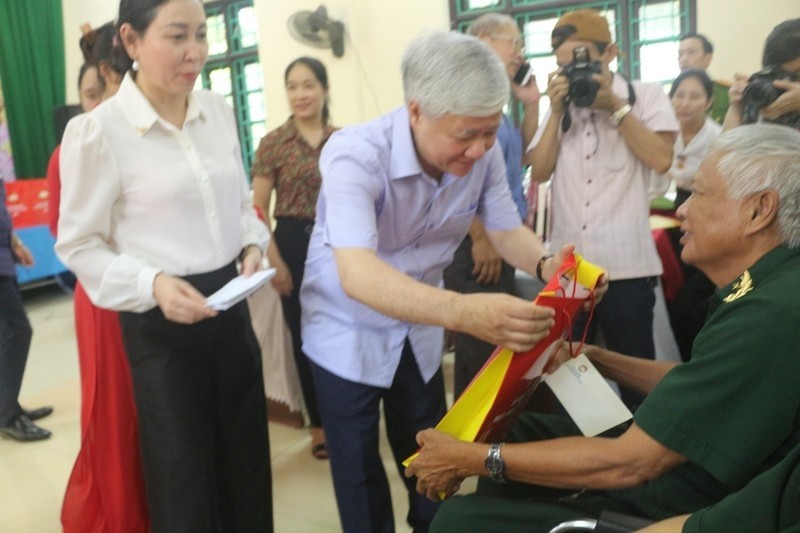 Secretary of the Party Central Committee and President of the VFF Central Committee Do Van Chien visited and presented gifts to wounded and sick soldiers at the Duy Tien War Invalids Nursing Centre, Ha Nam Province. (Photo: Nguyen Khanh)