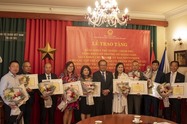 Ambassador Thai Xuan Dung (fifth from right) and the collectives and individuals receiving commendations on July 22 (Photo: VNA)
