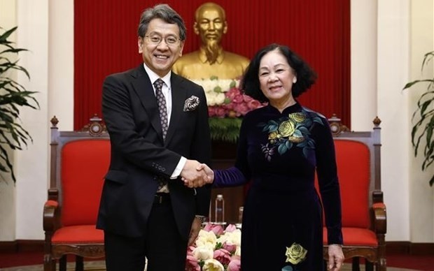 Secretary of the Communist Party of Vietnam (CPV) Central Committee Truong Thi Mai (R) receives  Chairman of the Board of Directors of the Japan Bank for International Cooperation (JBIC) Maeda Tadashi (Photo: VNA)