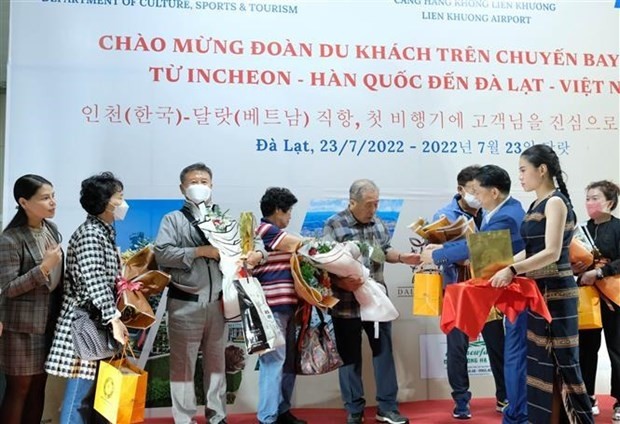 Representatives of Lam Dong province’s Department of Culture, Sports and Tourism give flowers to tourists from the Republic of Korea. (Photo: VNA)