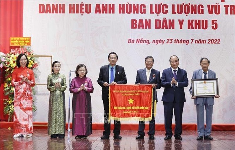 President Nguyen Xuan Phuc presents the title of Hero of the People's Armed Forces to the Civil Medicine Division of Zone 5. (Photo: VNA)