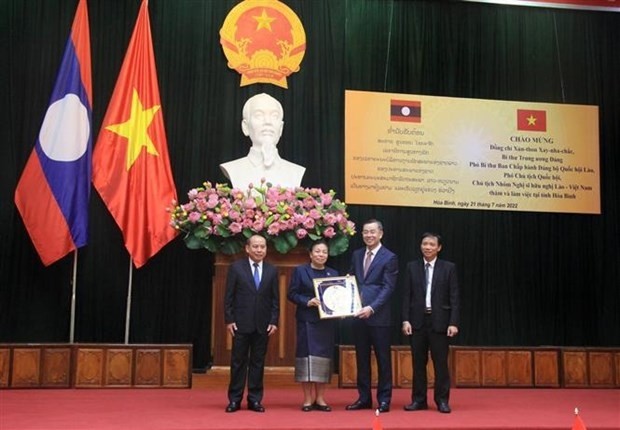 Vice President of the Lao NA Sounthone Xayachack (second, L) present a souvenir to representatives of Hoa Binh province (Photo: VNA)