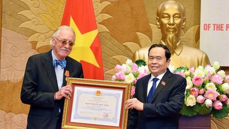 National Assembly Vice Chairman Tran Thanh Man presents the Friendship Order to former IPU Secretary General Anders Johnsson.