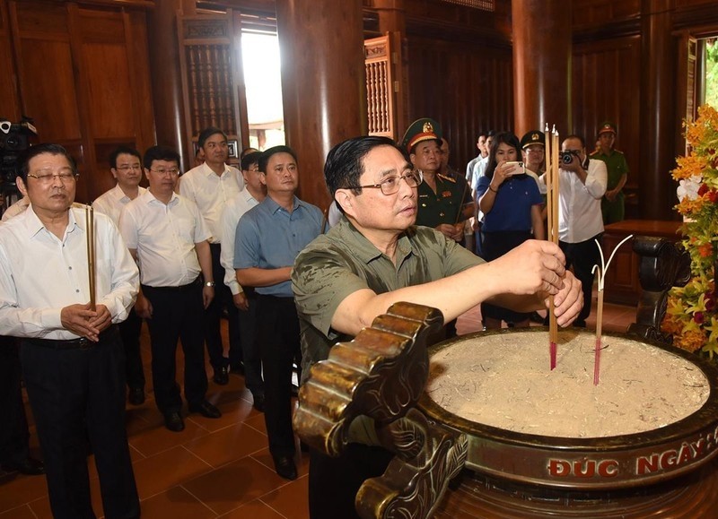 Prime Minister Pham Minh Chinh offers incense at the President Ho Chi Minh Memorial House in Nam Dan district. (Photo: NDO)