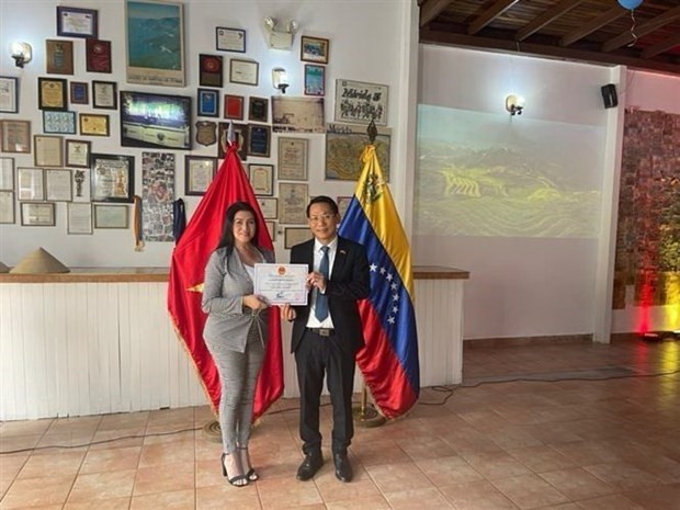 Vietnamese Ambassador Le Viet Duyen (R) and Da Silva, the owner of Heladería 1000 sabores (Photo: VNA)
