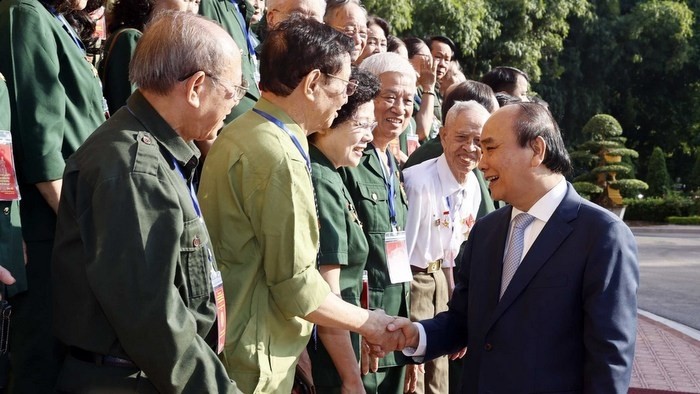 President Nguyen Xuan Phuc and representatives of the Vietnam Former Youth Volunteers’ Association (Photo: VNA)