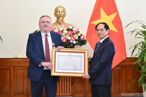  Minister of Foreign Affairs Bui Thanh Son (R) hands over the Friendship Order to Hungarian Ambassador Ory Csaba on July 27. (Source: Ministry of Foreign Affairs)
