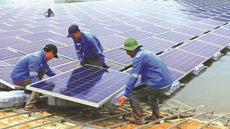 Workers are building a solar farm in Vietnam. (Photo: Bao Cong Thuong)