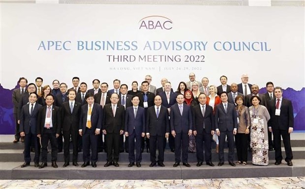 Delegates at the meeting pose for a group photo. (Photo: VNA)