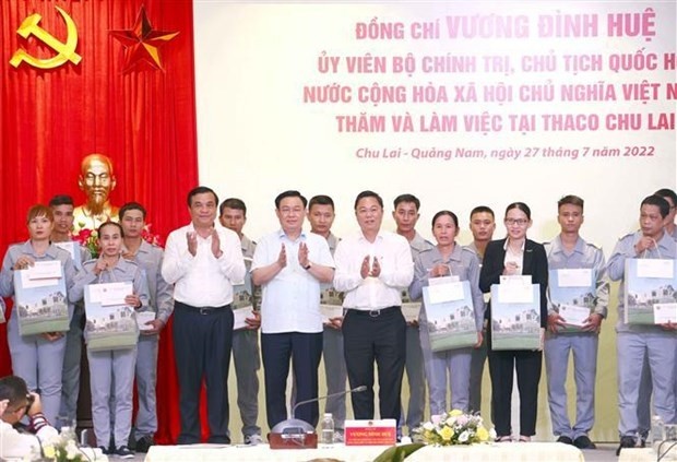 The NA leader presents gifts to THACO’s trade union organization and THACO employees who are family members of war invalids, war martyrs and Heroic Mothers (Photo: VNA) 