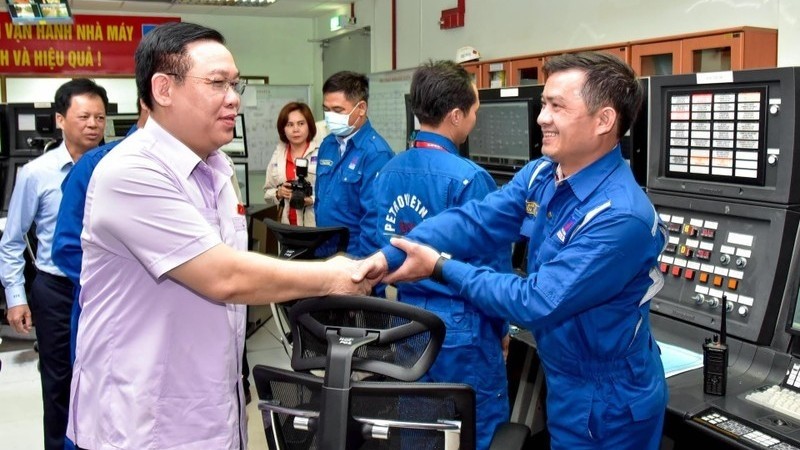 National Assembly Chairman Vuong Dinh Hue and engineers at the Dung Quat Oil Refinery. (Photo: Duy Linh)