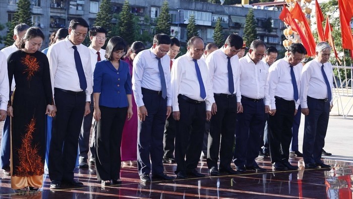 President Nguyen Xuan Phuc and other delegates pays tribute to fallen soldiers in Quang Ninh province. (Photo: VNA)