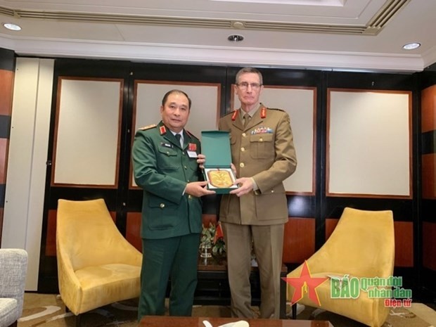 Lt. Gen. Phung Si Tan, Deputy Chief of the General Staff of the Vietnam People's Army (left) meets Chief of the Australian Defence Force General Angus Campbell. (Photo: qdnd.vn)