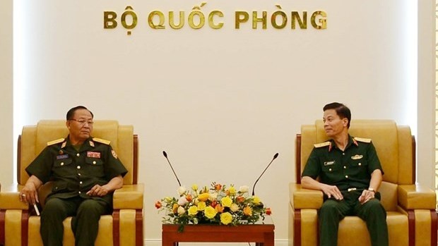 Lt. Gen. Nguyen Trong Binh (R) and Maj. Gen. Keosouvan Inthavongsa at the meeting in Hanoi on July 25. (Photo: qdnd.vn)