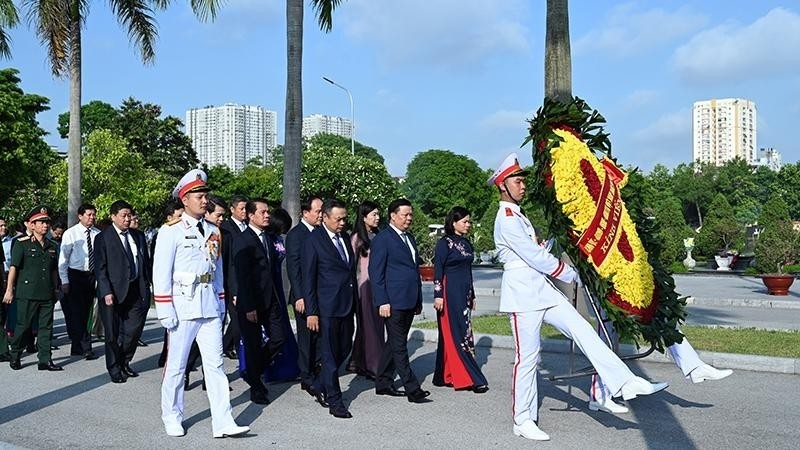 Hanoi leaders pay respect to heroes and fallen soldiers at Mai Dich cemetery 