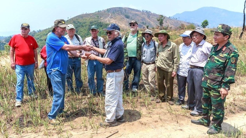 US war veteran John Cimino hands over the wallet of martyr Hoang Quang Loi to the liaison committee for veterans of the 209th Regiment. (Photo: Truong Duc Binh)