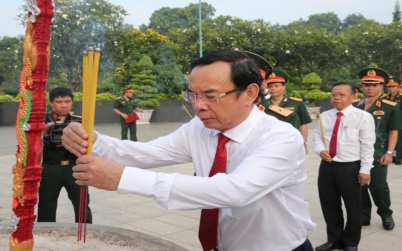 Politburo member and Secretary of the Ho Chi Minh City Party Committee Nguyen Van Nen offers incense in commemoration of heroic martyrs at the Ho Chi Minh City Martyrs’ Cemetery 