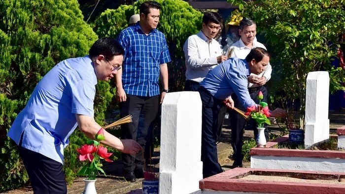 NA Chairman Vuong Dinh Hue offers incense in tribute to fallen soldiers at the martyrs’ cemetery in Quang Ngai province. (Photo: Dang Anh)