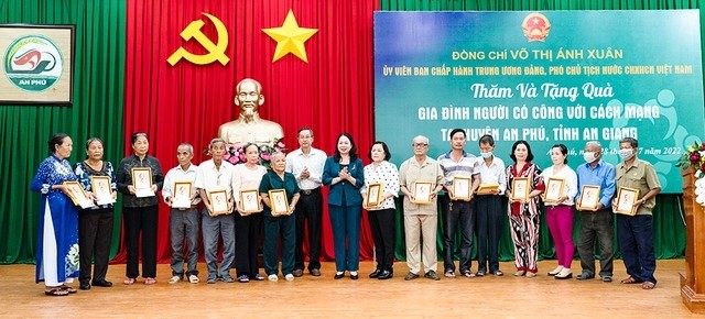 Vice President Vo Thi Anh Xuan presents gifts to families of revolutionary contributors in An Phu district (Photo: VGP)
