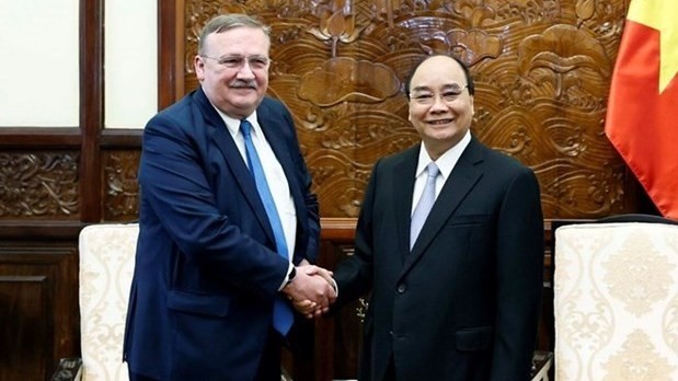 President Nguyen Xuan Phuc (R) and outgoing Hungarian Ambassador Ory Csaba at the event (Photo: VNA)