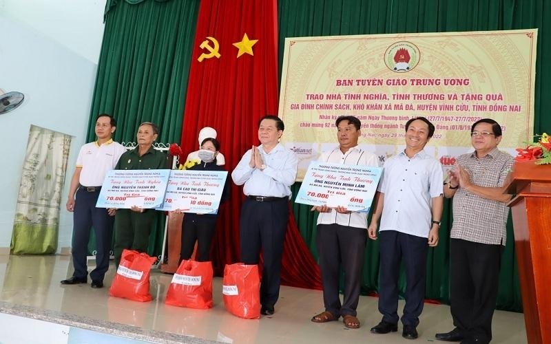 Secretary of the Party Central Committee Nguyen Trong Nghia presented gifts to policy beneficiaries in Dong Nai