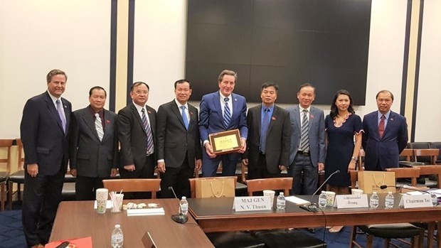At the meeting between the Vietnamese delegation and the US House of Representatives’ Armed Services Committee (Photo: VNA)