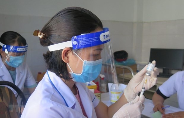 A health worker prepares to administer COVID-19 vaccine. (Photo: VNA)