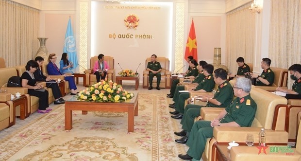 Deputy Defence Minister Hoang Xuan Chien (R) receives Kanni Wignaraja, UN Assistant Secretary General, Deputy Regional Director and Director for the Asia-Pacific at UNDP (Photo: qdnd.vn)