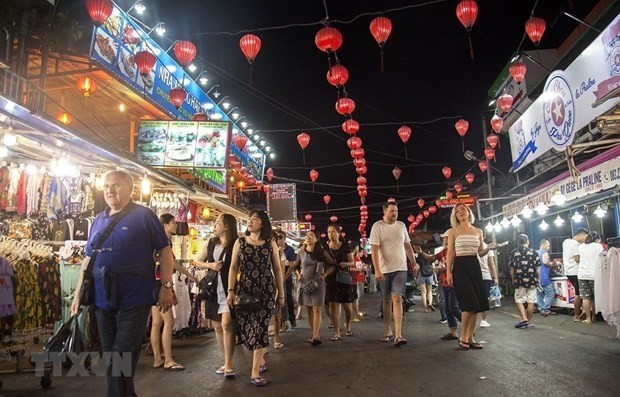 International tourists explore Phu Quoc night market in the southern province of Kien Giang (Photo: VNA)